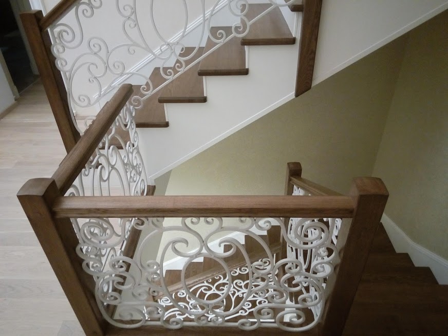 Бетонная лестница облицованная ясенем с поворотом на 180 градусов