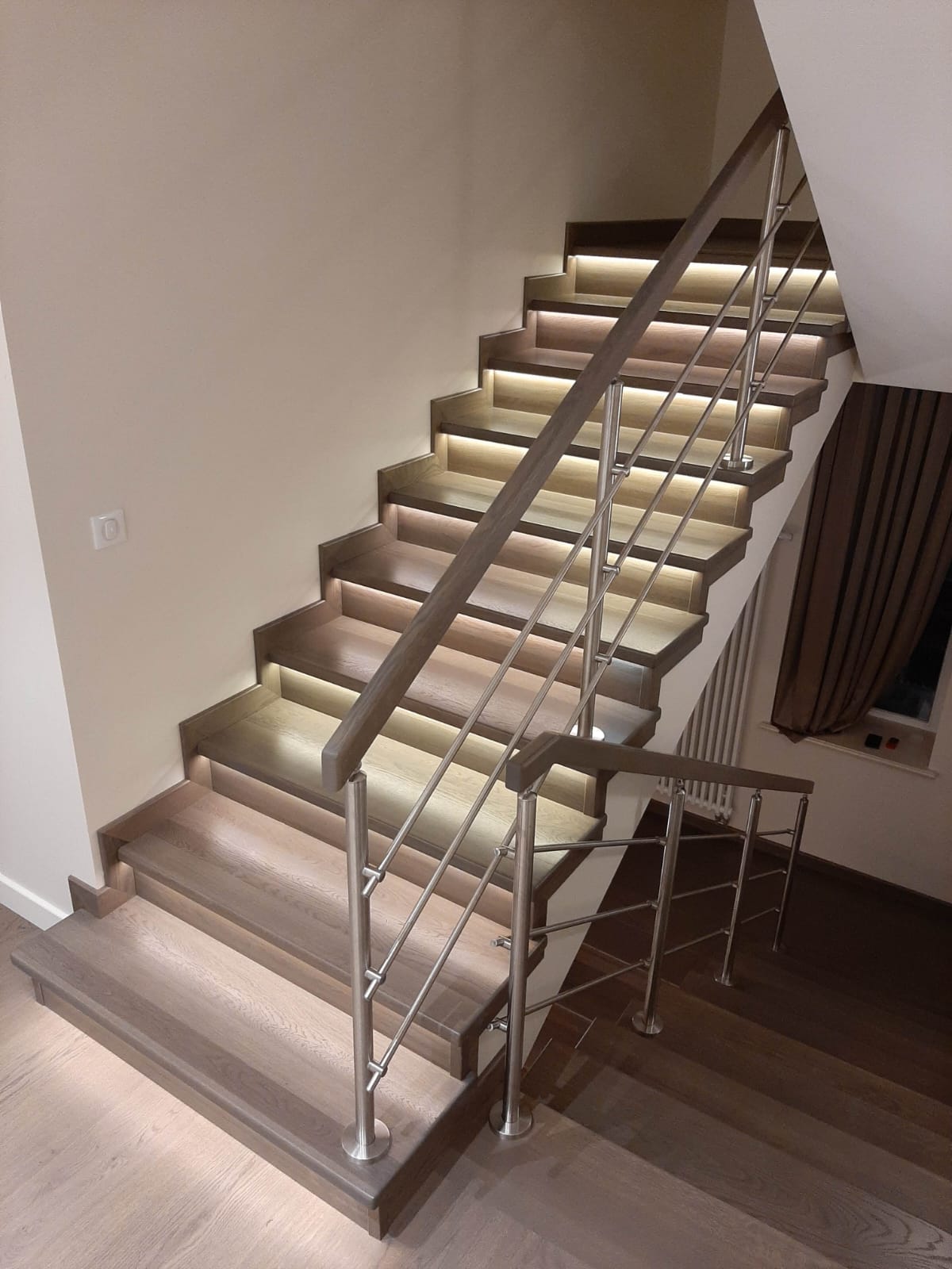 Бетонная лестница облицованная дубом с поворотом на 180 градусов